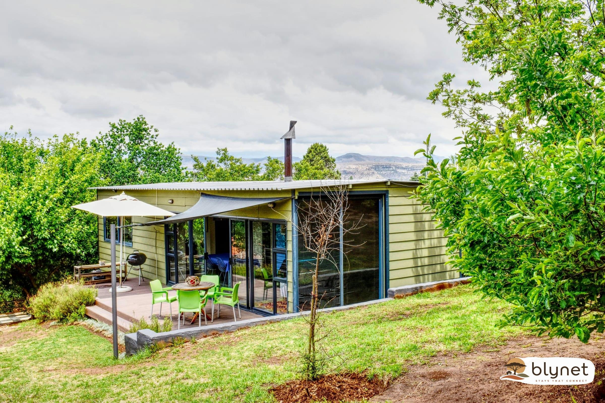 Golden View Luxury Self-Catering - Rustic Red Studio thumbnail 3