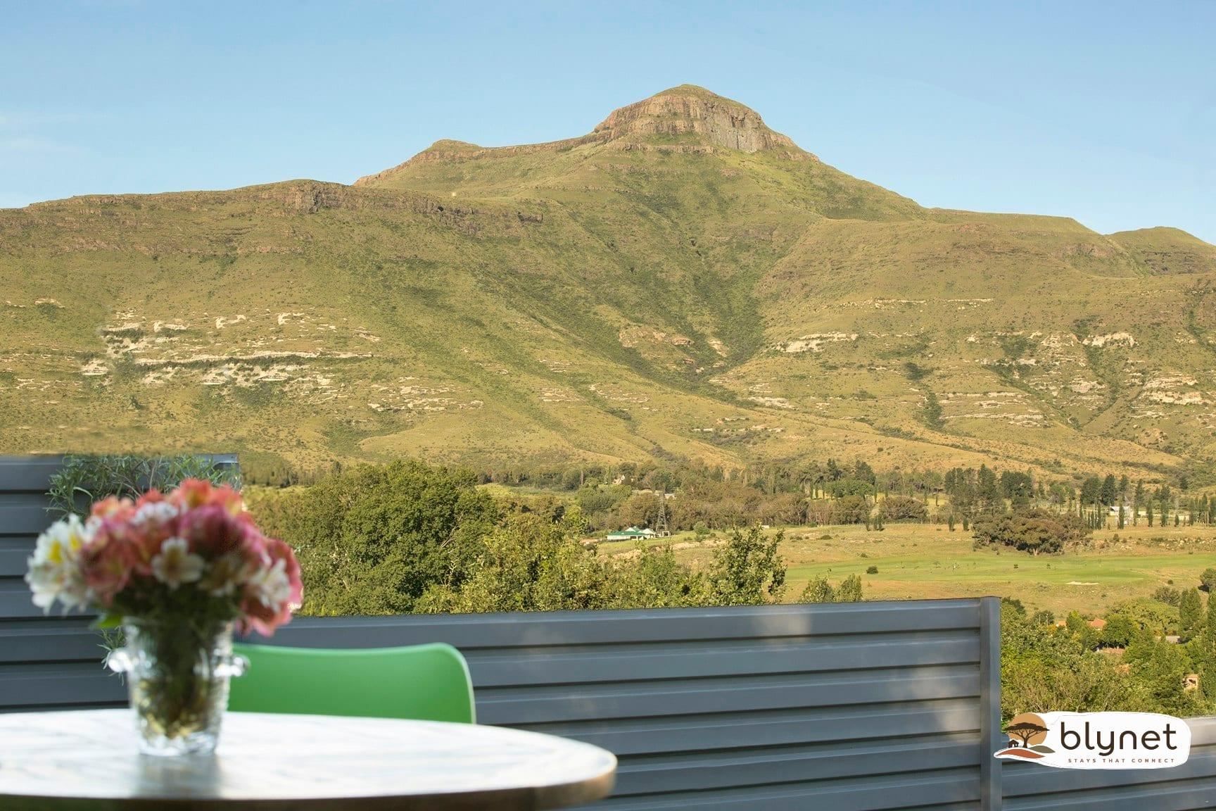 Golden View Luxury Self-Catering - Willow Rest House image 1
