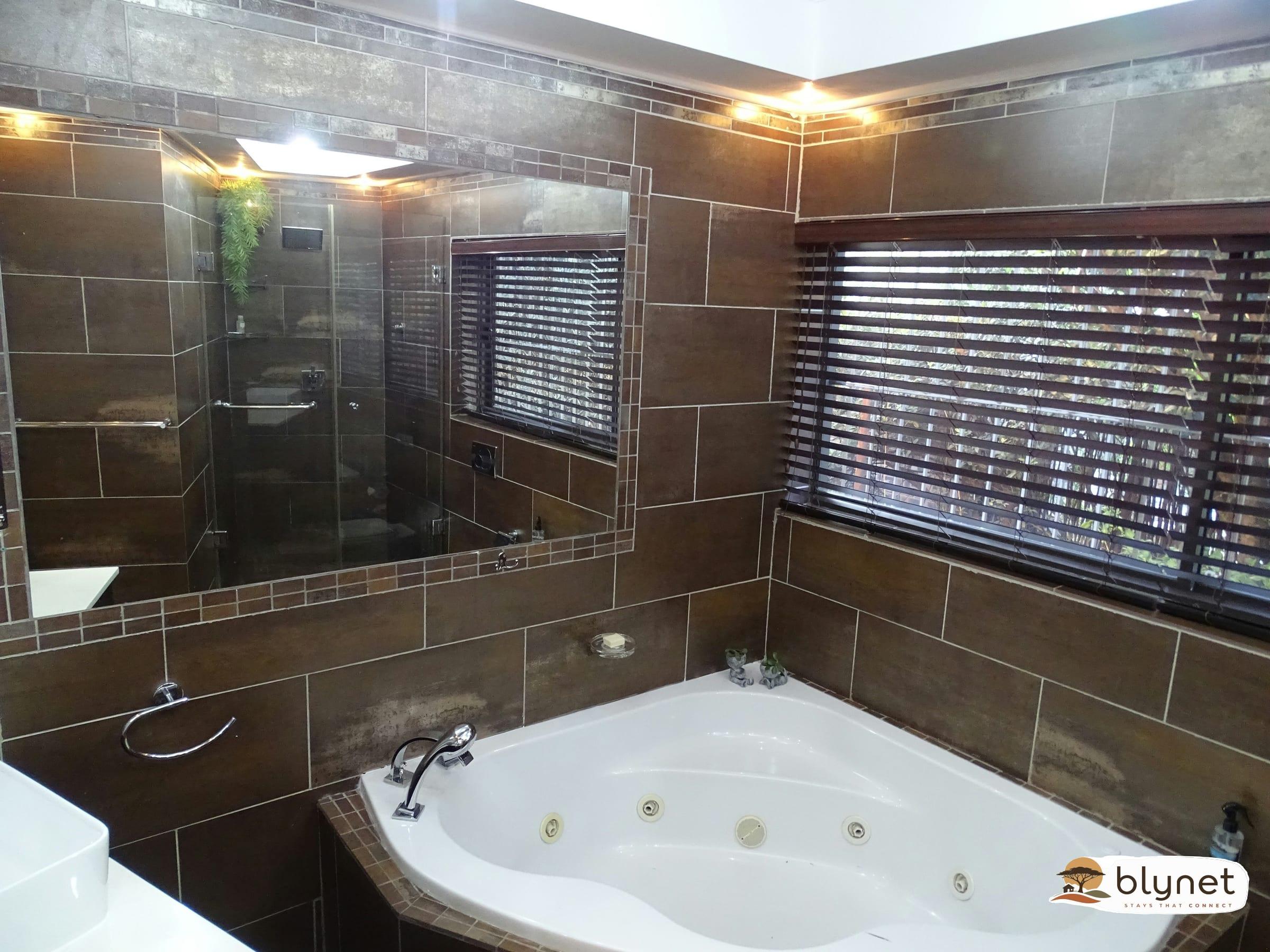 Silver Tree Guest Room thumbnail 16