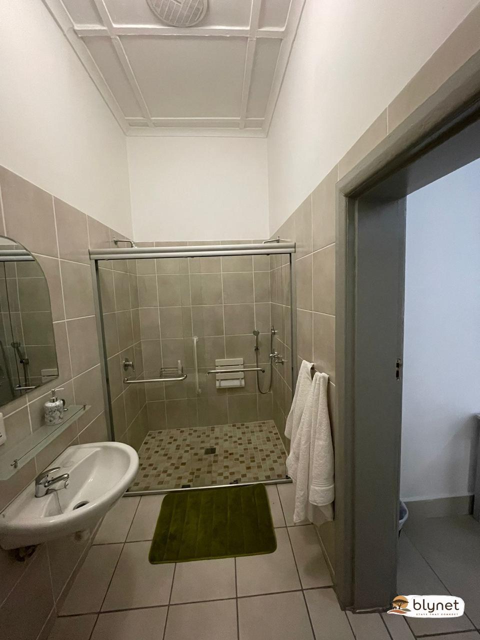 Green Olive Guesthouse - King Bed - wheelchair friendly thumbnail 36