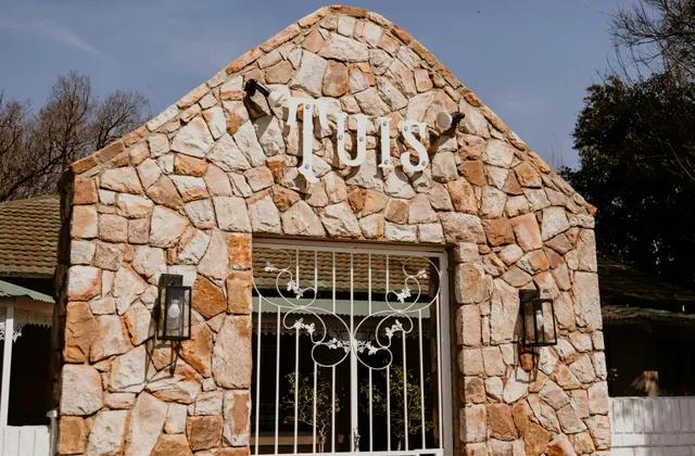 Tuis Guest House and Coffee Shop