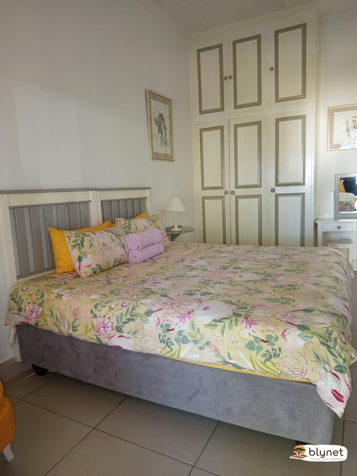 Green Olive Guesthouse - Twin/King Bed en-suite bath image 1